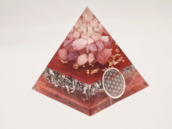 Orgonite pyramide jade rose fleur de vie argentée